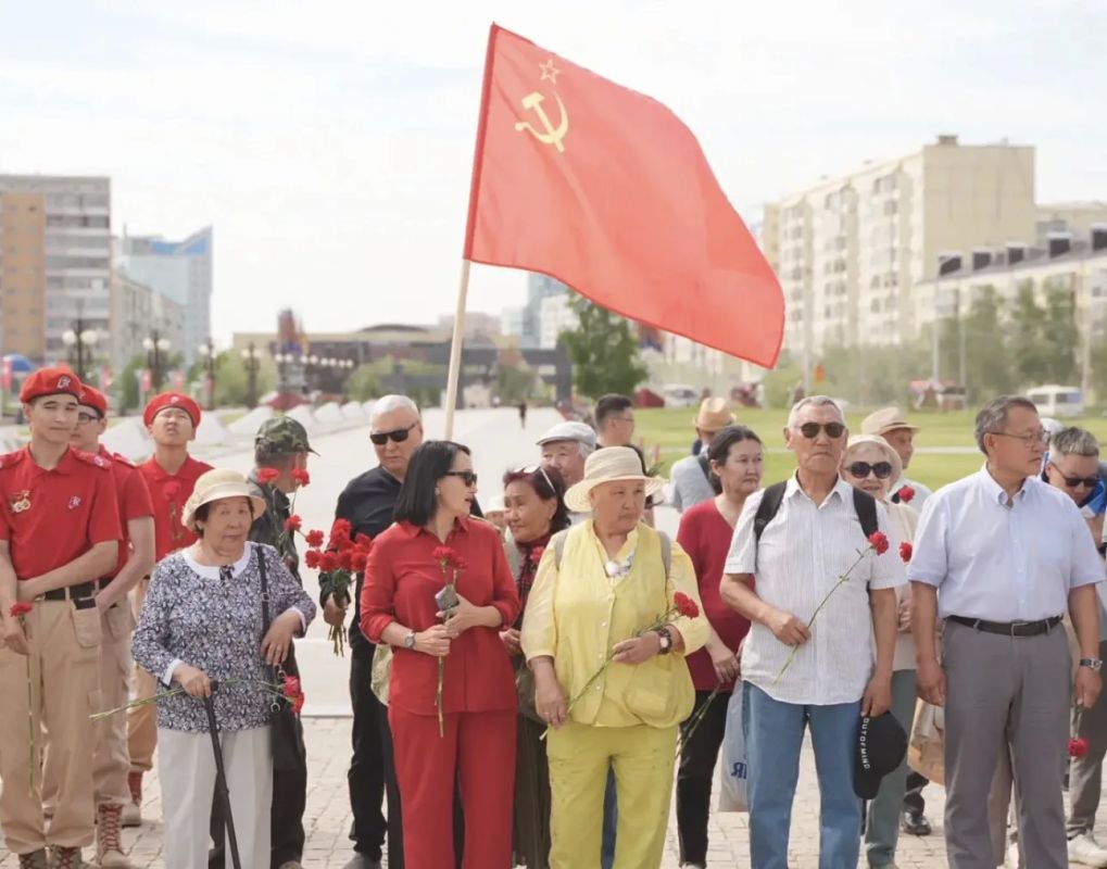 В Якутске в День памяти и скорби возложили цветы к монументу «Воинам-победителям» В Якутске в День памяти и скорби возложили цветы к монументу «Воинам-победителям»