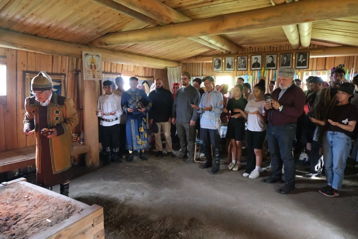Делегация Ассамблеи народов России и Дома дружбы народов гостит на родине Алексея Кулаковского в знак уважения к Его литературному и духовному наследию, завещавшему будущим поколениям на много лет вперед жить в мире и... Делегация Ассамблеи народов России и Дома дружбы народов гостит на родине Алексея Кулаковского в знак уважения к Его литературному и духовному наследию, завещавшему будущим поколениям на много лет вперед жить в мире и...
