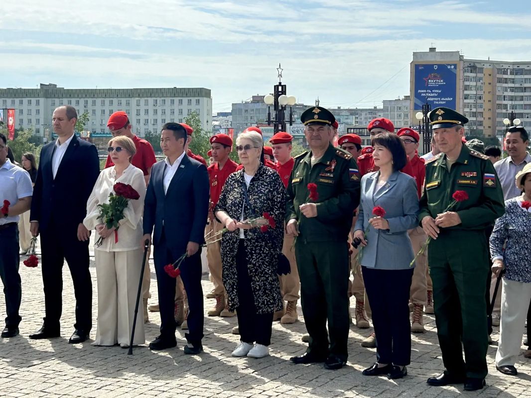 Сегодня, в День памяти и скорби, вместе с жителями республики почтили память павших и возложили цветы к монументу «Воинам-победителям» Сегодня, в День памяти и скорби, вместе с жителями республики почтили память павших и возложили цветы к монументу «Воинам-победителям»