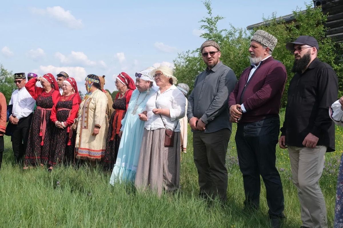 Делегация Ассамблеи народов России и Дома дружбы народов гостит на родине Алексея Кулаковского в знак уважения к Его литературному и духовному наследию, завещавшему будущим поколениям на много лет вперед жить в мире и... Делегация Ассамблеи народов России и Дома дружбы народов гостит на родине Алексея Кулаковского в знак уважения к Его литературному и духовному наследию, завещавшему будущим поколениям на много лет вперед жить в мире и...