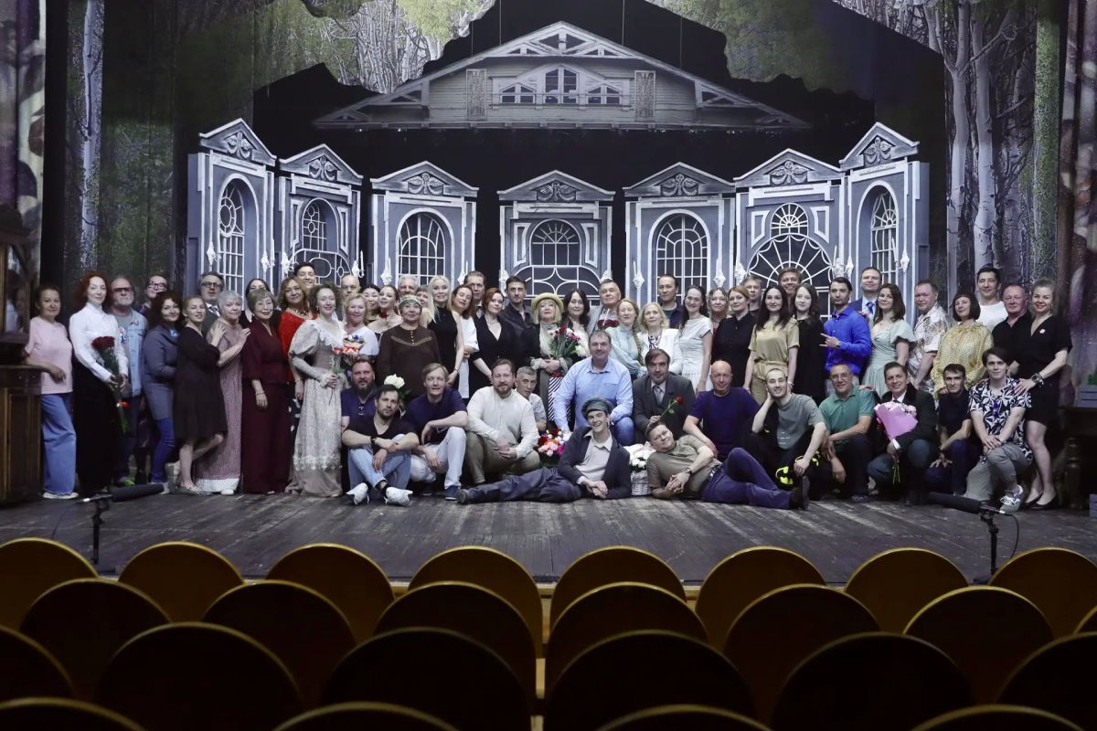 Дорогие наши зрители! Премьерой спектакля «Дядя Ваня» Антона Чехова в постановке режиссёра Николая Елесина завершен наш 135-ый театральный сезон Дорогие наши зрители! Премьерой спектакля «Дядя Ваня» Антона Чехова в постановке режиссёра Николая Елесина завершен наш 135-ый театральный сезон