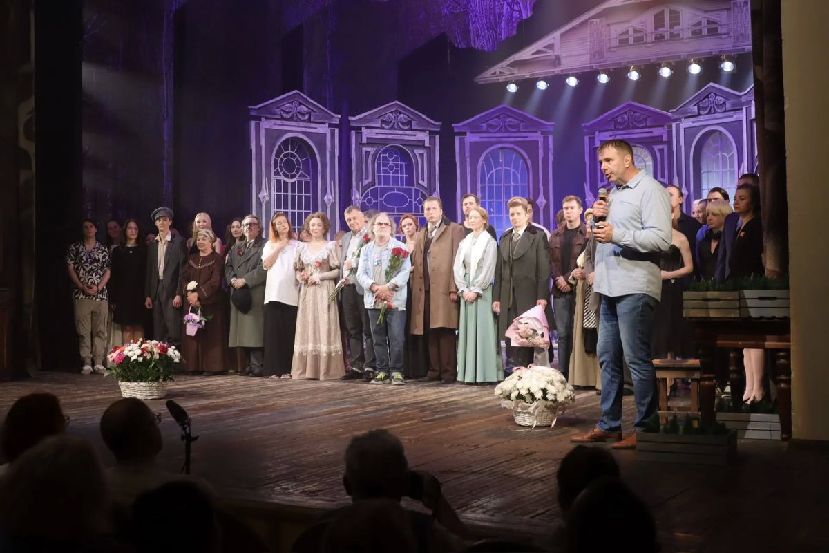 Дорогие наши зрители! Премьерой спектакля «Дядя Ваня» Антона Чехова в постановке режиссёра Николая Елесина завершен наш 135-ый театральный сезон Дорогие наши зрители! Премьерой спектакля «Дядя Ваня» Антона Чехова в постановке режиссёра Николая Елесина завершен наш 135-ый театральный сезон