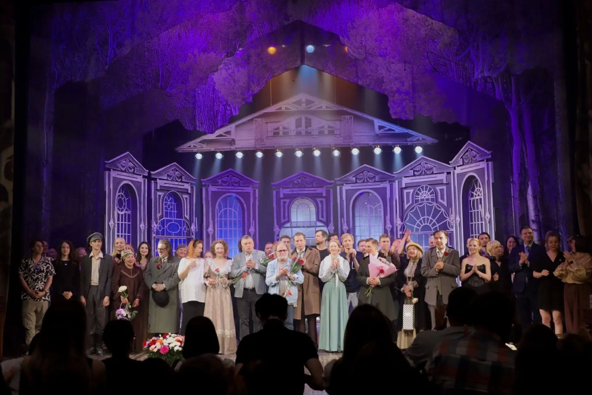 Дорогие наши зрители! Премьерой спектакля «Дядя Ваня» Антона Чехова в постановке режиссёра Николая Елесина завершен наш 135-ый театральный сезон