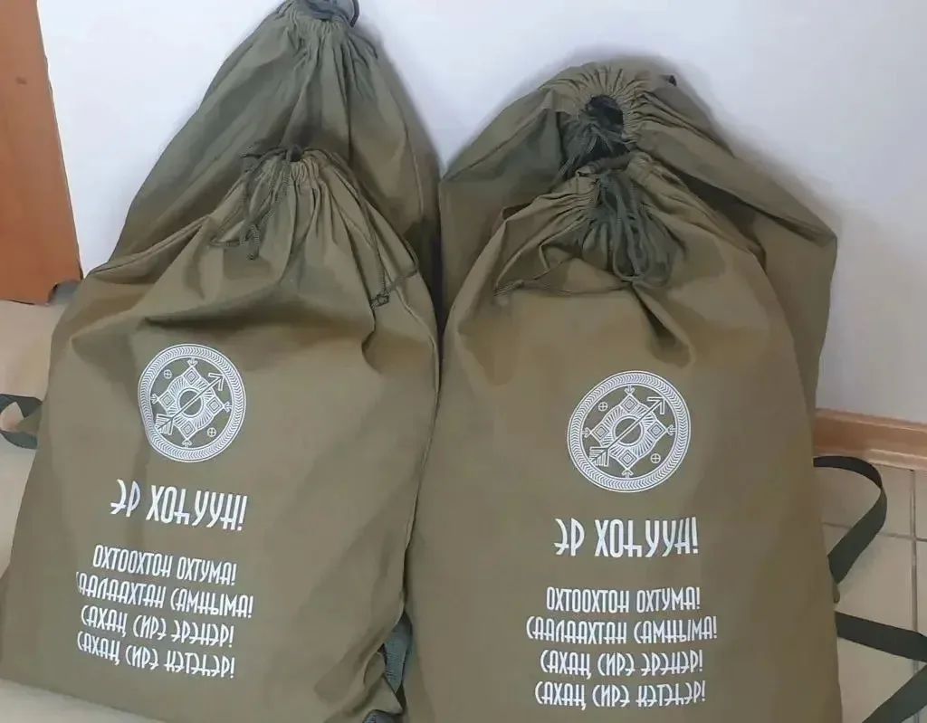 Делегация деятелей театрального искусства Якутии посетила тяжелораненых участников специальной военной операции, проходящих лечение в Военно-морском клиническом госпитале во Владивостоке Делегация деятелей театрального искусства Якутии посетила тяжелораненых участников специальной военной операции, проходящих лечение в Военно-морском клиническом госпитале во Владивостоке