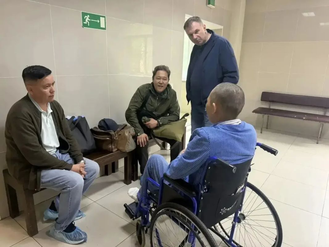 Делегация деятелей театрального искусства Якутии посетила тяжелораненых участников специальной военной операции, проходящих лечение в Военно-морском клиническом госпитале во Владивостоке Делегация деятелей театрального искусства Якутии посетила тяжелораненых участников специальной военной операции, проходящих лечение в Военно-морском клиническом госпитале во Владивостоке