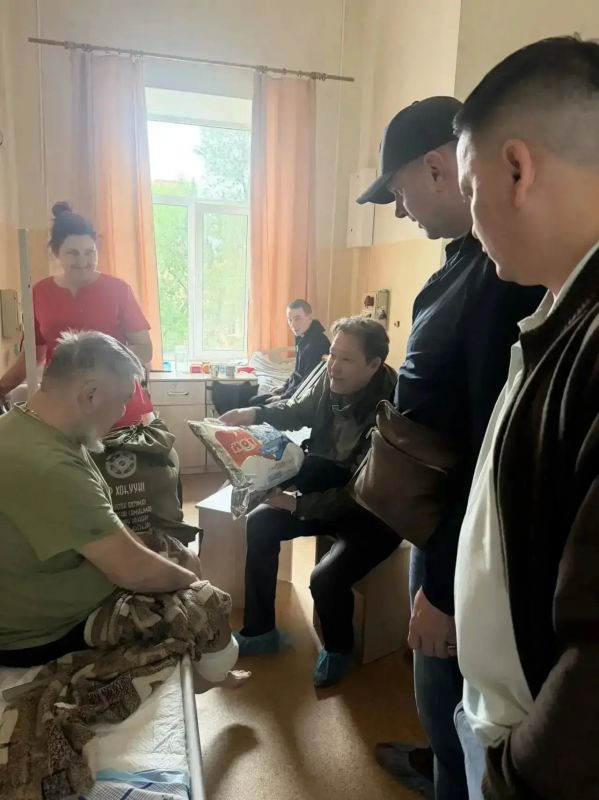 Делегация деятелей театрального искусства Якутии посетила тяжелораненых участников специальной военной операции, проходящих лечение в Военно-морском клиническом госпитале во Владивостоке Делегация деятелей театрального искусства Якутии посетила тяжелораненых участников специальной военной операции, проходящих лечение в Военно-морском клиническом госпитале во Владивостоке