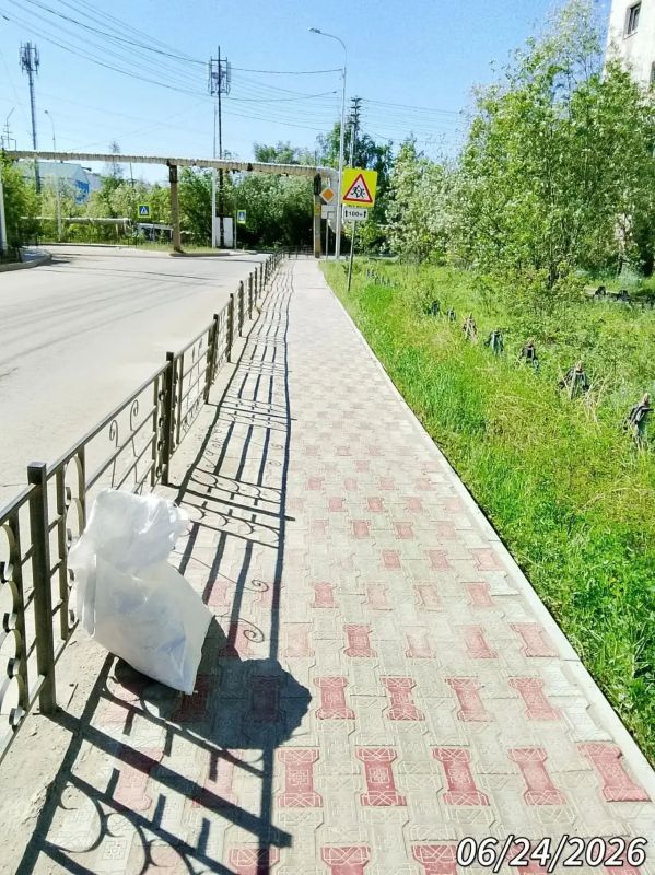 Дежурными муниципальными дворниками Управы Гагаринского округа проводится работа по подбору мусора на общественных санитарных точках, общественных пространствах и территории округа Дежурными муниципальными дворниками Управы Гагаринского округа проводится работа по подбору мусора на общественных санитарных точках, общественных пространствах и территории округа