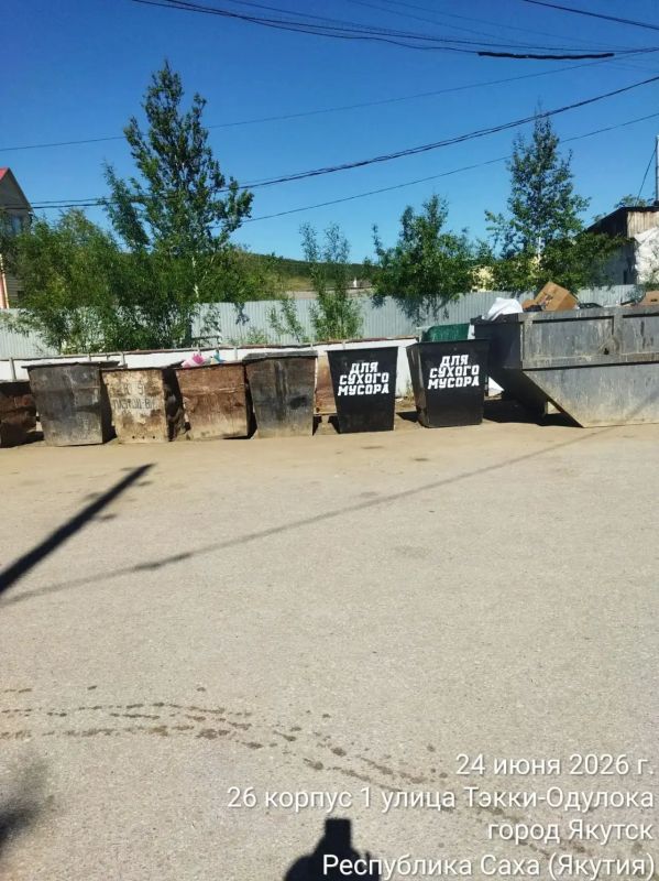 Дежурными муниципальными дворниками Управы Гагаринского округа проводится работа по подбору мусора на общественных санитарных точках, общественных пространствах и территории округа
