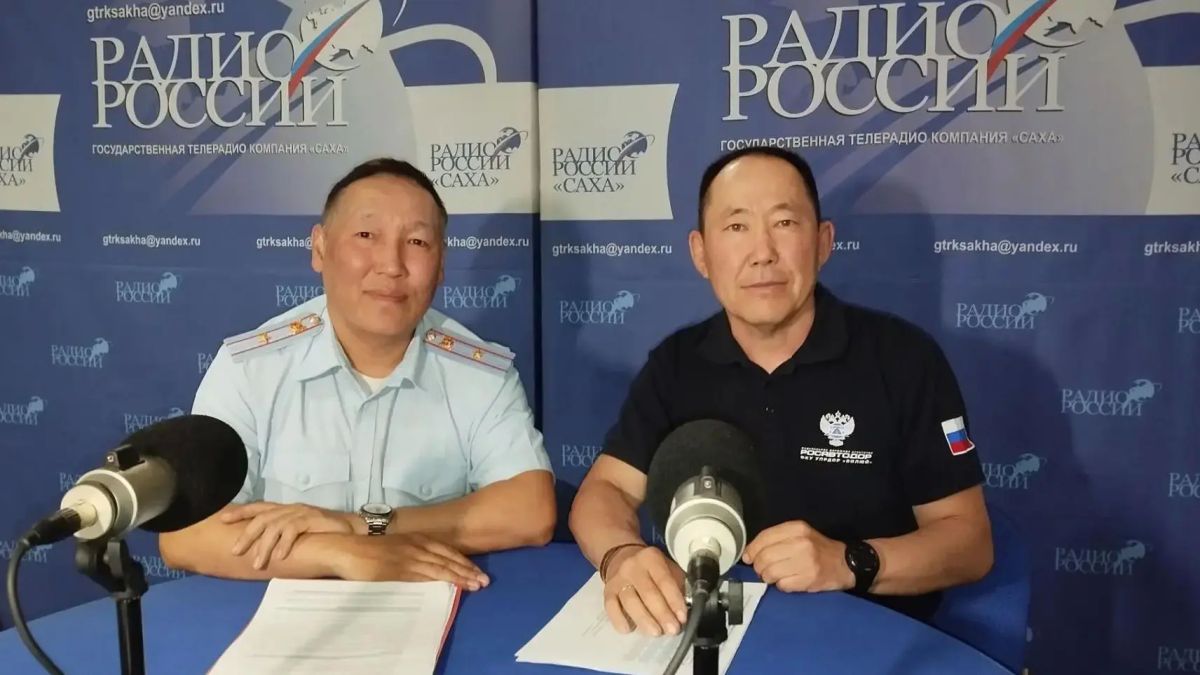 "Попутчик". В студии ГТРК "Саха" "Радио России" ведущий эксперт Упрдор "Вилюй" и инспектор дорожного надзора ГАИ "Попутчик". В студии ГТРК "Саха" "Радио России" ведущий эксперт Упрдор "Вилюй" и инспектор дорожного надзора ГАИ