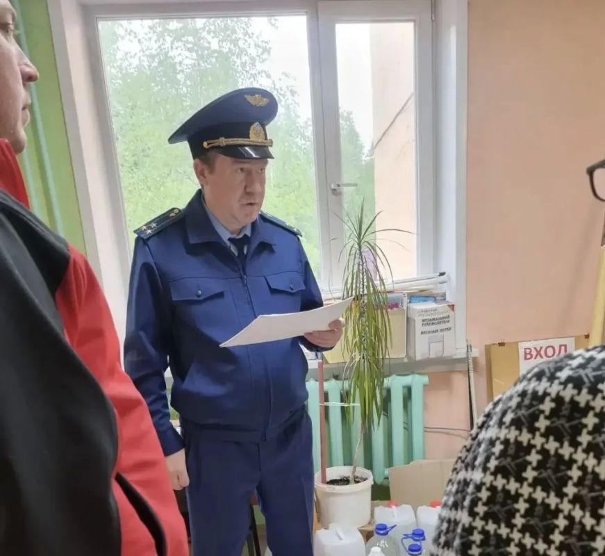 Прокуратурой г. Нерюнгри проверен ход выполнения ремонтных работ в детском саду Прокуратурой г. Нерюнгри проверен ход выполнения ремонтных работ в детском саду
