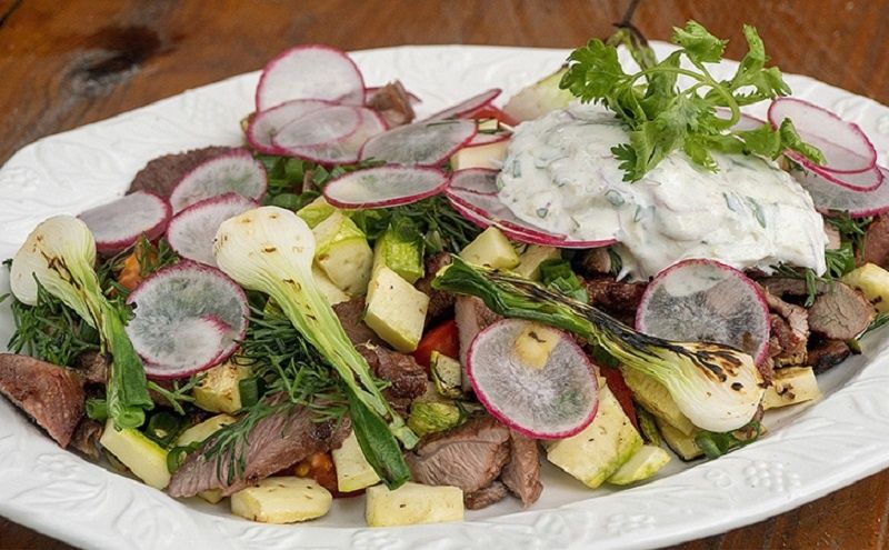 Летний вкус: незаменимый салат с индейкой и гриль-овощами для вашего стола