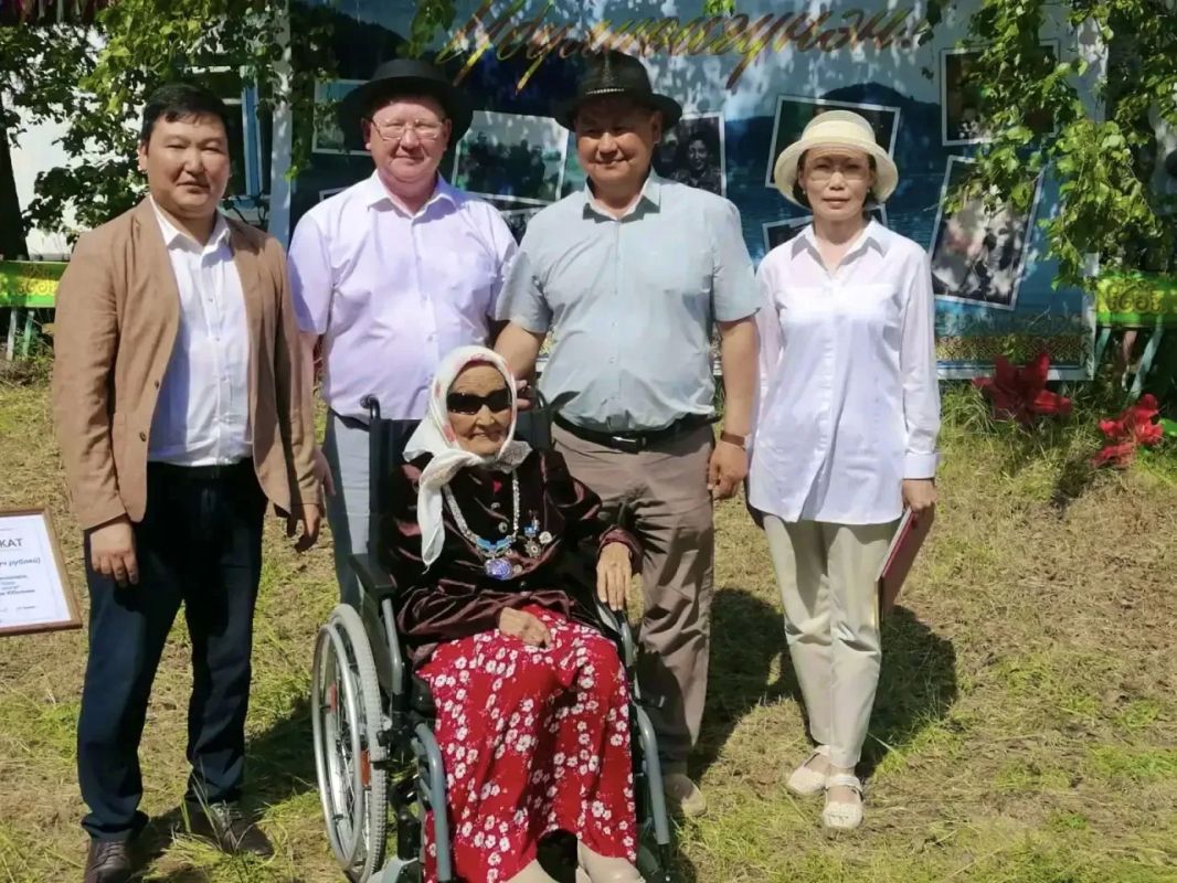 В Хангаласском районе 100-летний юбилей отметила мать-героиня и основательница педагогической династии Фекла Егорова В Хангаласском районе 100-летний юбилей отметила мать-героиня и основательница педагогической династии Фекла Егорова