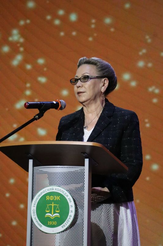 Галина Данчикова поздравила выпускников Финансово-экономического колледжа Галина Данчикова поздравила выпускников Финансово-экономического колледжа