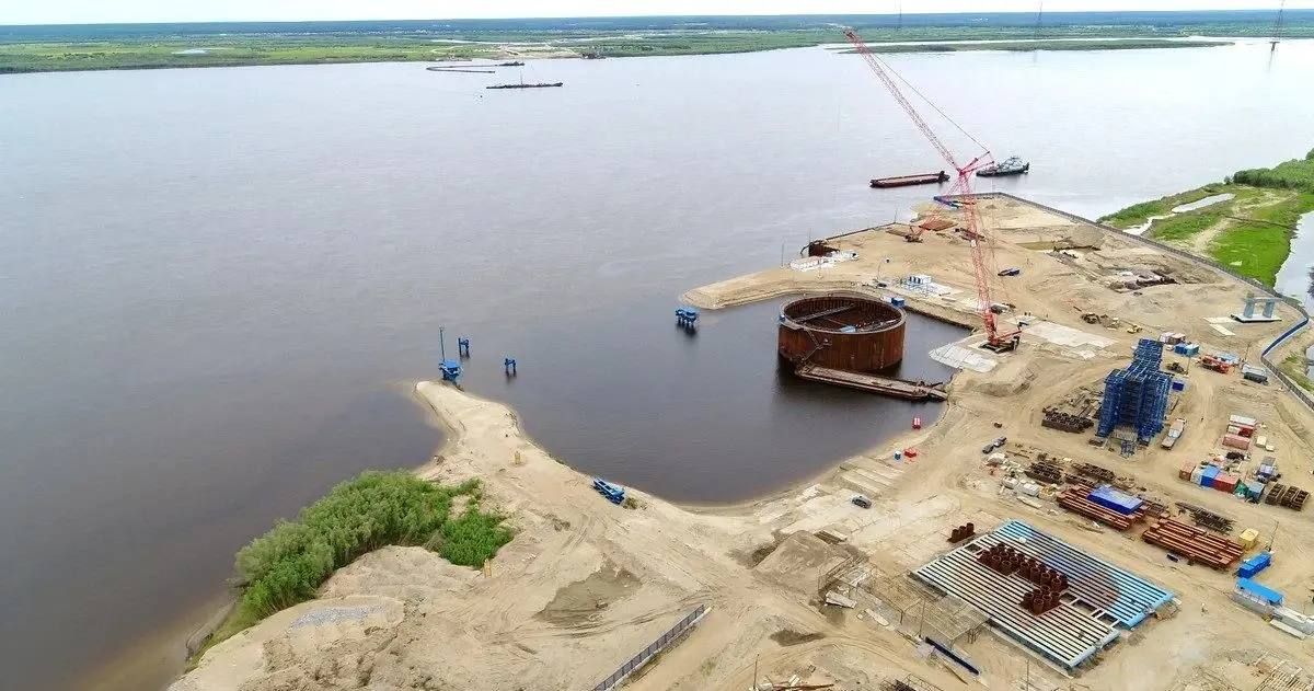 На правом берегу Лены установили свайные основания под пять опор будущего моста