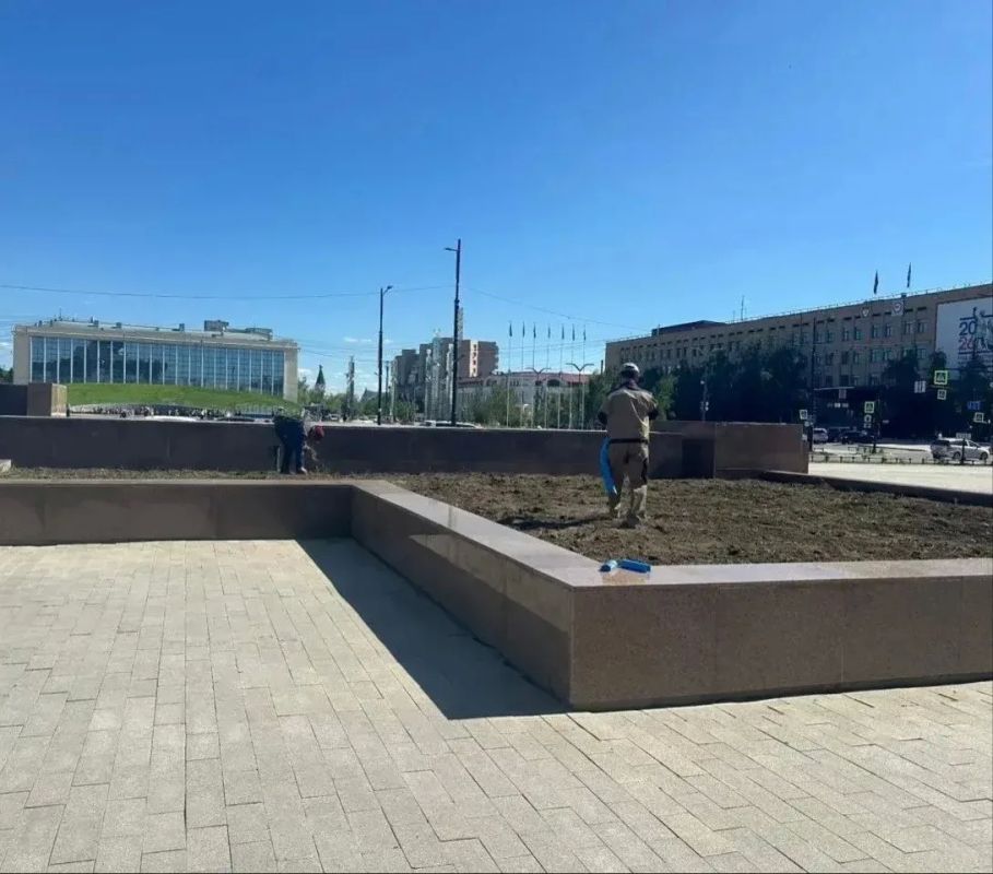 После субботника молодежи власти пообещали озеленить площадь Ленина