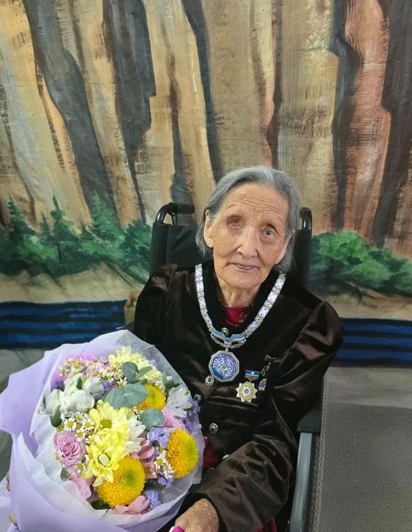 В Хангаласском районе 100-летний юбилей отметила мать-героиня и основательница педагогической династии Фекла Егорова В Хангаласском районе 100-летний юбилей отметила мать-героиня и основательница педагогической династии Фекла Егорова