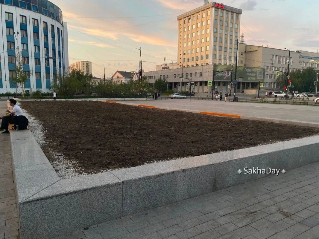 Молодежь привела в порядок все клумбы на площади Ленина Молодежь привела в порядок все клумбы на площади Ленина