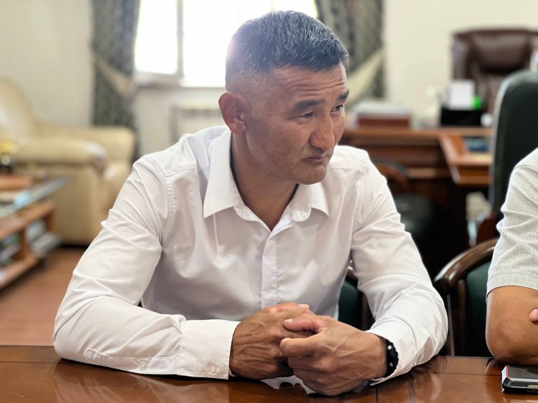 Министр по физической культуре и спорту Республики Саха (Якутия) Леонид Спиридонов и первый заместитель министра Гаврил Мохначевский поздравили победителя первенства мира по гиревому спорту Арчылаана Харатаалы с исторической... Министр по физической культуре и спорту Республики Саха (Якутия) Леонид Спиридонов и первый заместитель министра Гаврил Мохначевский поздравили победителя первенства мира по гиревому спорту Арчылаана Харатаалы с исторической...