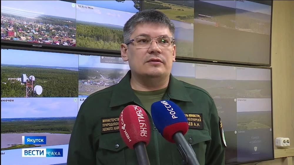 Более 300 пожарных тушат возгорания в лесах Якутии