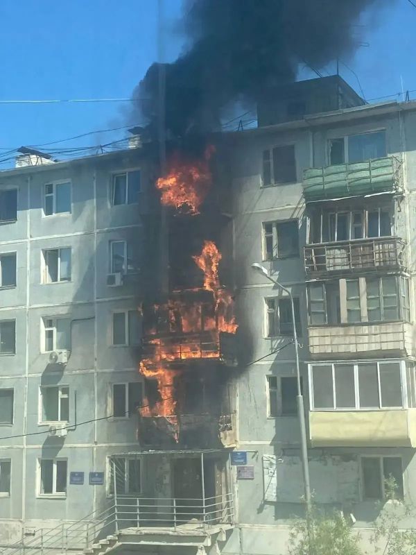 В Якутске полицейские эвакуировали жильцов из горевшего многоквартирного дома на ул. Петра Алексеева В Якутске полицейские эвакуировали жильцов из горевшего многоквартирного дома на ул. Петра Алексеева