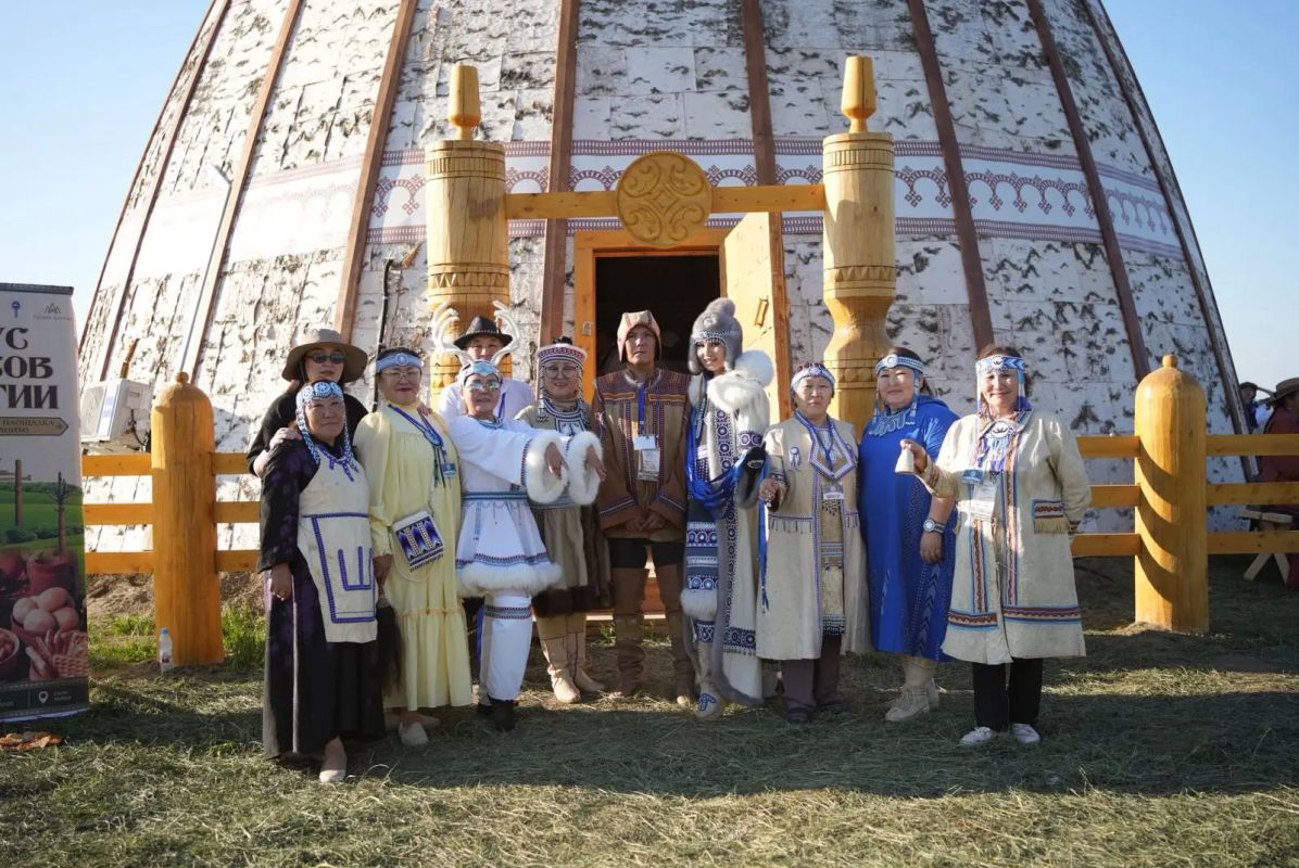 Саха сирин улуустара Олохо Ыыаар басты астарын амсаттылар Саха сирин улуустара Олохо Ыыаар басты астарын амсаттылар