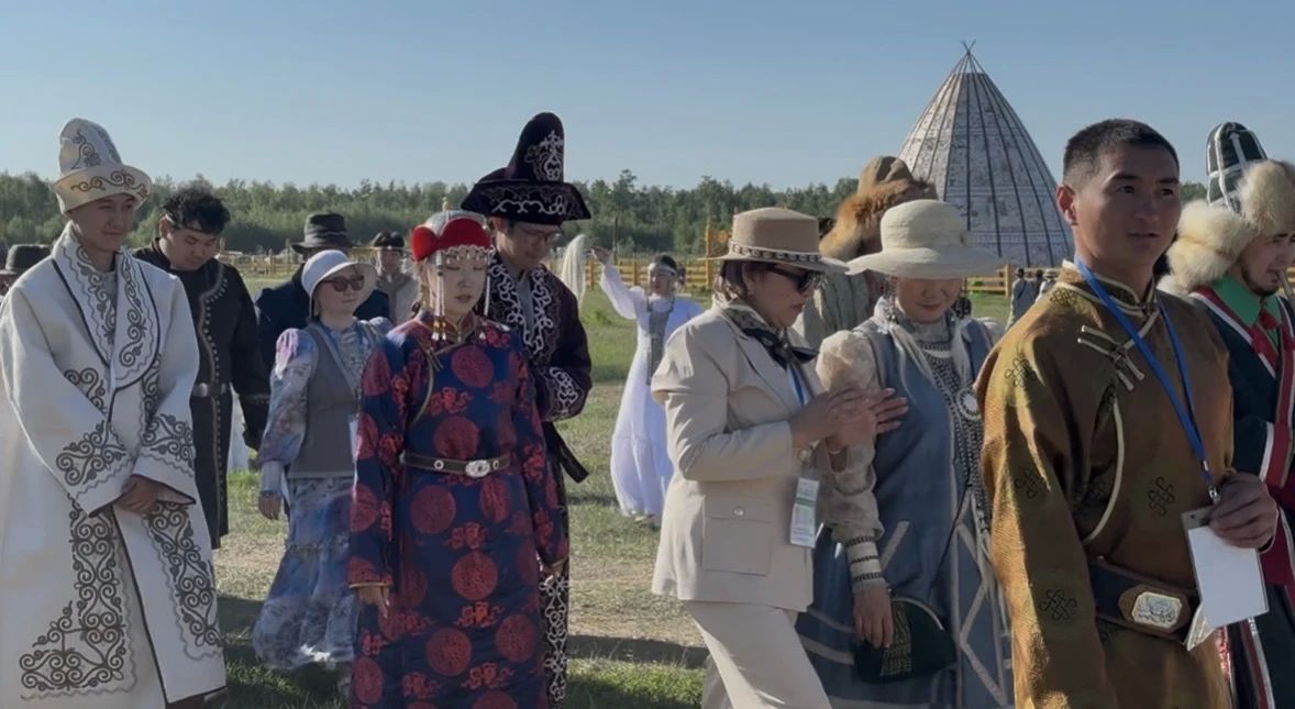 На Ысыахе Олонхо состоялась встреча эпических памятников народов мира на земле Олонхо международного проекта под эгидой ЮНЕСКО «ЭПОСЫ НАРОДОВ МИРА» На Ысыахе Олонхо состоялась встреча эпических памятников народов мира на земле Олонхо международного проекта под эгидой ЮНЕСКО «ЭПОСЫ НАРОДОВ МИРА»