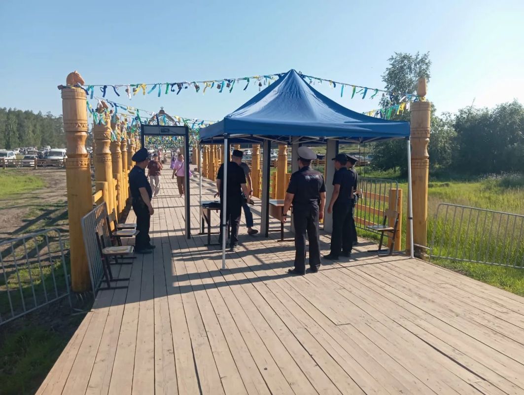 Смотрите какие довольные эбээлэр! Смотрите какие довольные эбээлэр!