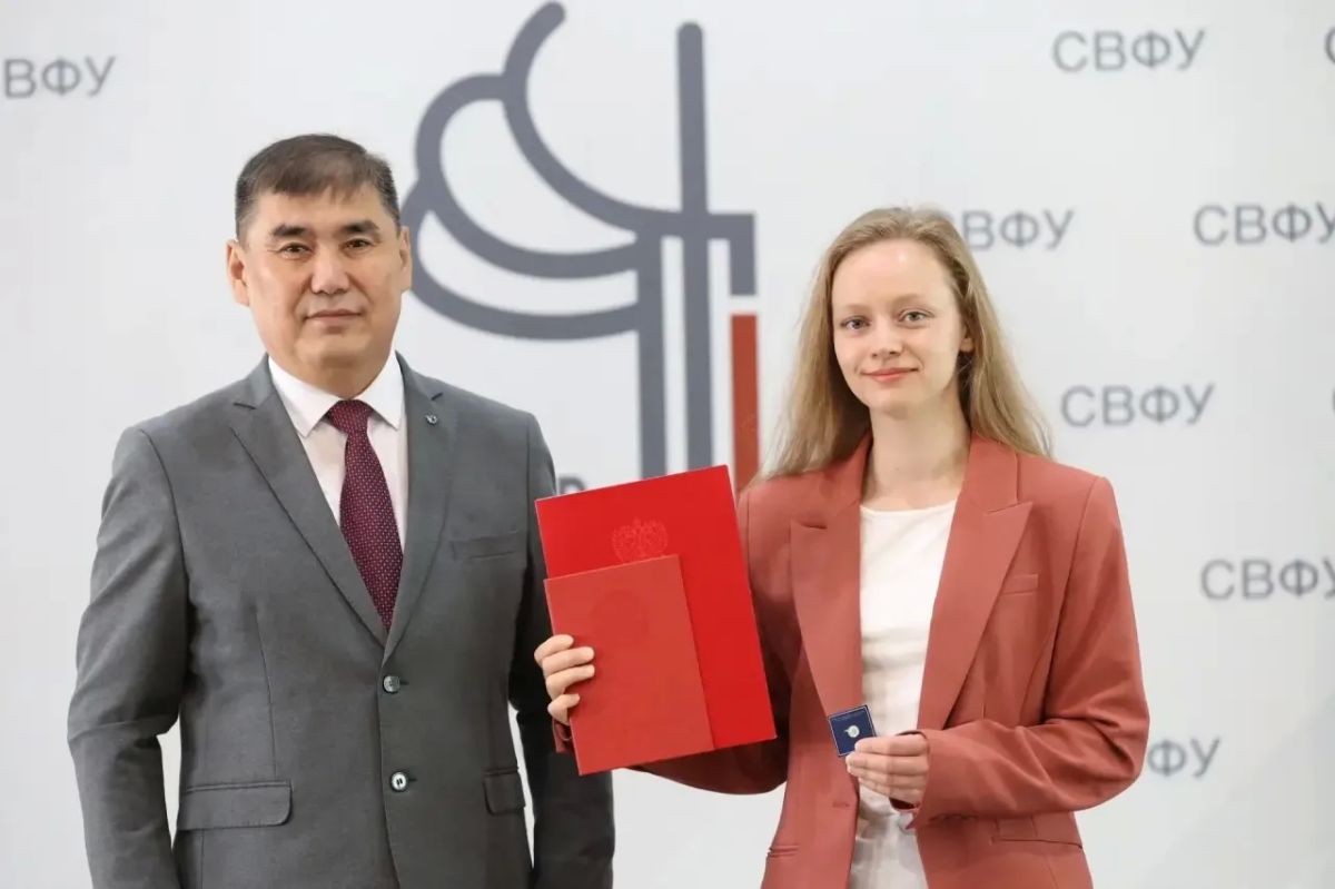 В СВФУ – ежегодное вручение красных дипломов, в этом учебном году отличниками стали 722 студента В СВФУ – ежегодное вручение красных дипломов, в этом учебном году отличниками стали 722 студента