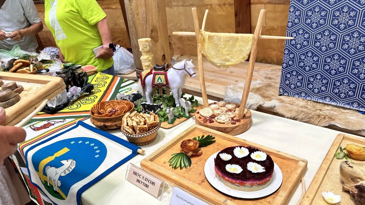 В рамках Ысыаха Олонхо впервые состоялся смотр-фестиваль «Вкус улусов Якутии», организованный при поддержке Правительства Республики Саха (Якутия) В рамках Ысыаха Олонхо впервые состоялся смотр-фестиваль «Вкус улусов Якутии», организованный при поддержке Правительства Республики Саха (Якутия)