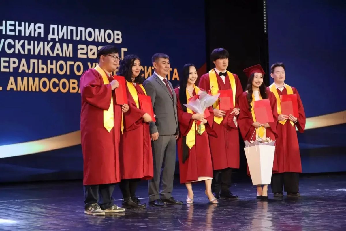 В СВФУ – ежегодное вручение красных дипломов, в этом учебном году отличниками стали 722 студента В СВФУ – ежегодное вручение красных дипломов, в этом учебном году отличниками стали 722 студента