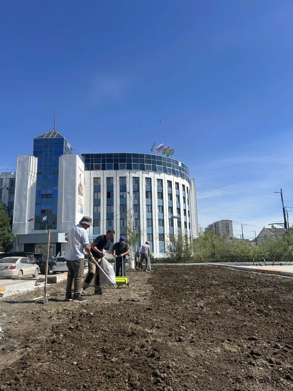 На площади Ленина приступили к посадке семян На площади Ленина приступили к посадке семян