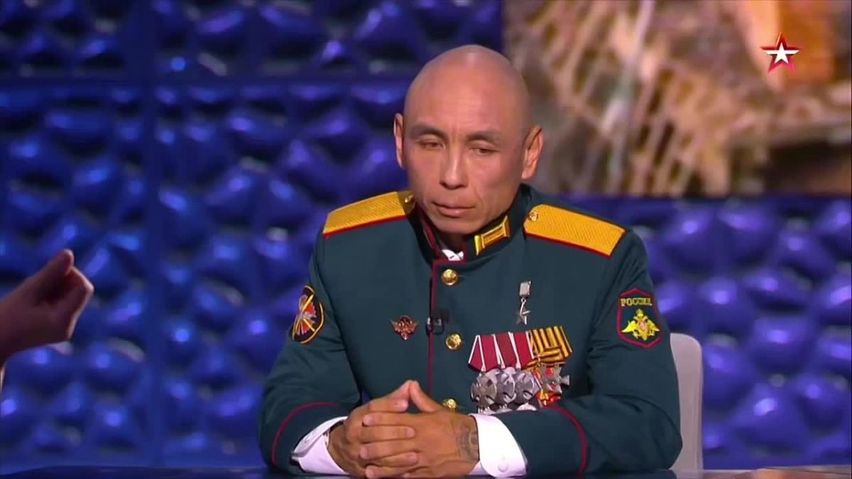 В эфире телеканала «Звезда» вышел выпуск программы «Между тем», гостем которой стал участник СВО из Якутии, кавалер трех орденов Мужества и трех медалей «За отвагу»Александр Находкин