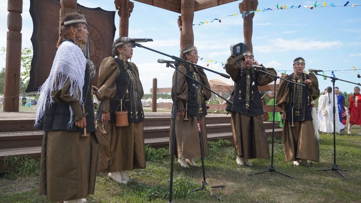 Олохо ыыаын чэрчитинэн ыытыллыбыт «Хомус хомуун дороонноро» рспблкэтээи кн – крэс тмгэ Олохо ыыаын чэрчитинэн ыытыллыбыт «Хомус хомуун дороонноро» рспблкэтээи кн – крэс тмгэ