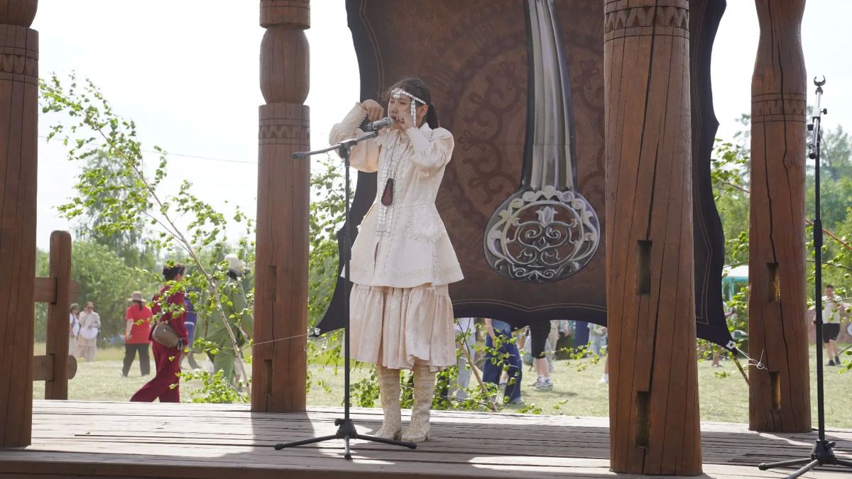Олохо ыыаын чэрчитинэн ыытыллыбыт «Хомус хомуун дороонноро» рспблкэтээи кн – крэс тмгэ Олохо ыыаын чэрчитинэн ыытыллыбыт «Хомус хомуун дороонноро» рспблкэтээи кн – крэс тмгэ