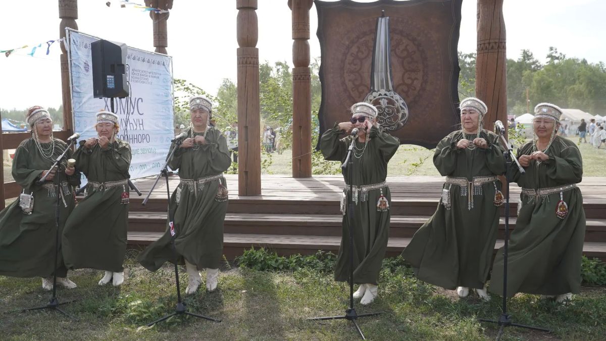 Олохо ыыаын чэрчитинэн ыытыллыбыт «Хомус хомуун дороонноро» рспблкэтээи кн – крэс тмгэ Олохо ыыаын чэрчитинэн ыытыллыбыт «Хомус хомуун дороонноро» рспблкэтээи кн – крэс тмгэ