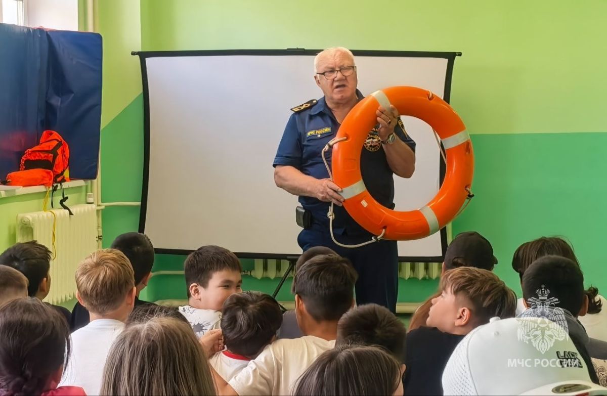 Месячник безопасности на водных объектах: в Якутии продолжаются профилактические занятия с детьми Месячник безопасности на водных объектах: в Якутии продолжаются профилактические занятия с детьми