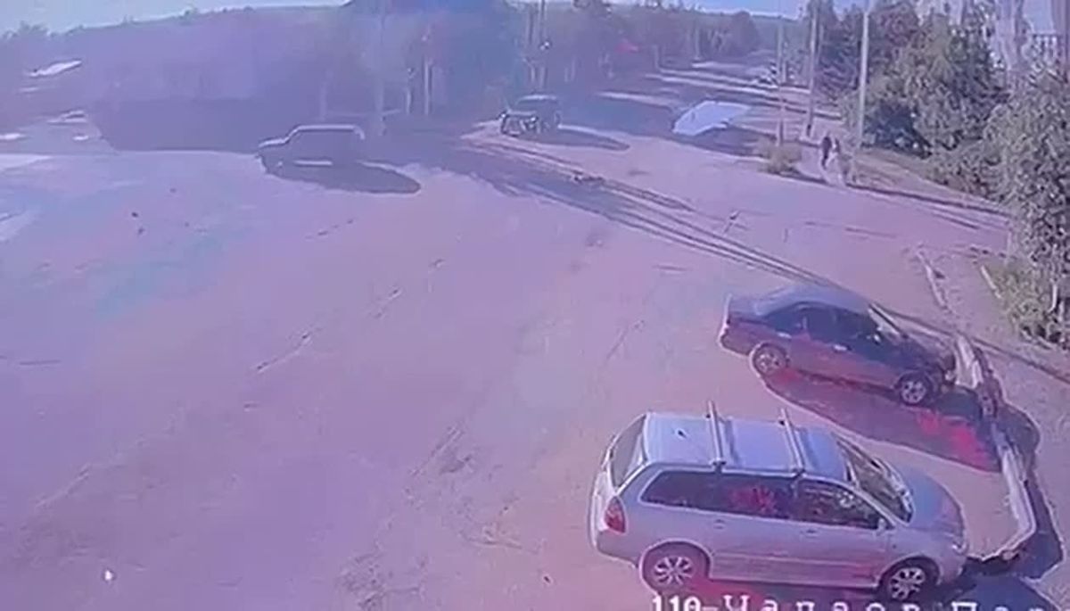 Ребенок на самокате врезался в машину на перекрестке
