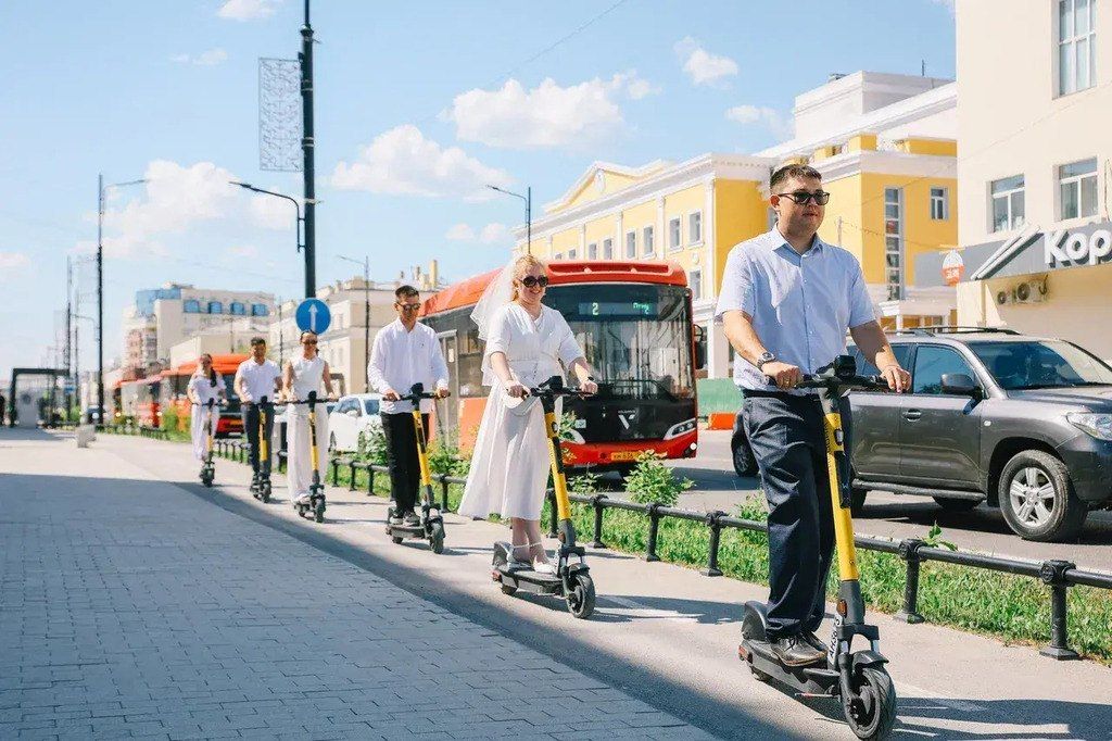 Молодожены устроили пробег на электросамокатах в Якутске