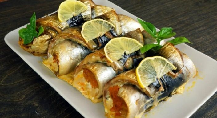 Рулетики из маринованной скумбрии: оригинальная закуска для любого праздника