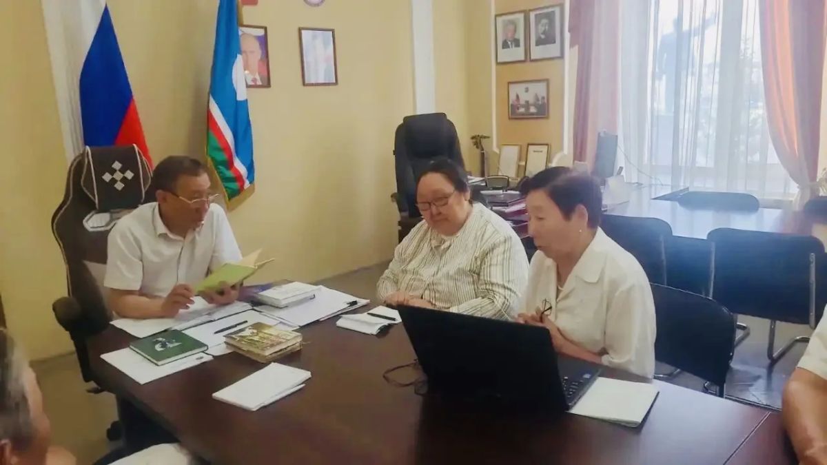 Провел рабочее совещание по подготовке к изданию Полного собрания сочинений Сергея Афанасьевича Зверева — Кыыл Уола, великого певца народа саха, сказителя, поэта-импровизатора, человека, чье имя навсегда вошло в духовную и... Провел рабочее совещание по подготовке к изданию Полного собрания сочинений Сергея Афанасьевича Зверева — Кыыл Уола, великого певца народа саха, сказителя, поэта-импровизатора, человека, чье имя навсегда вошло в духовную и...