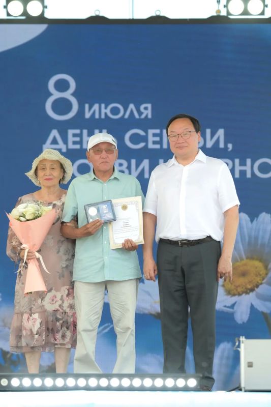 В День семьи, любви и верности чествовали тех, кто своим примером доказывает: настоящая любовь не боится времени В День семьи, любви и верности чествовали тех, кто своим примером доказывает: настоящая любовь не боится времени