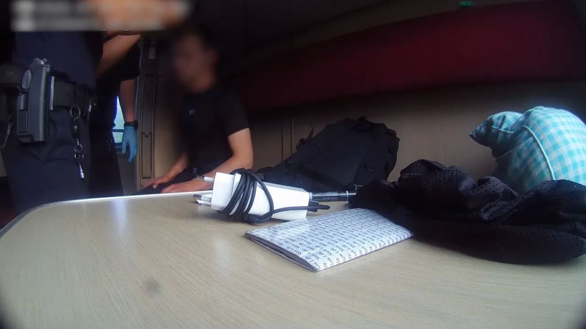 В Якутии задержан агрессивный пассажир поезда, сорвавший стоп-кран и оказавший сопротивление сотрудникам транспортной полиции