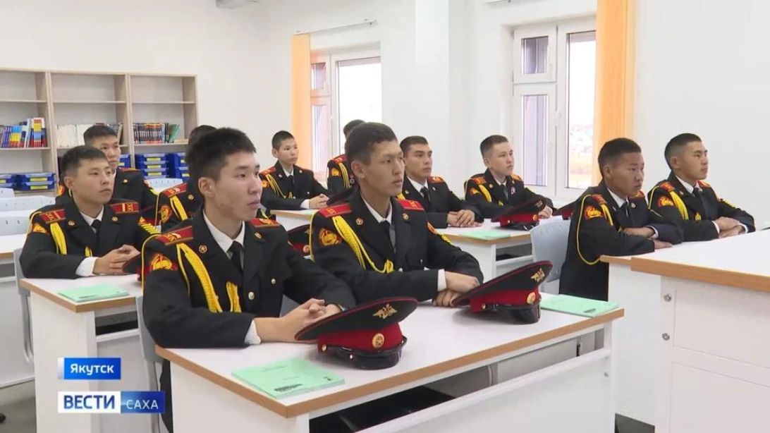 На базе Якутской кадетской школы-интерната дали старт учебно-тренировочным сборам "Старт к вершинам". Проект объединяет патриотическое воспитание и получение реальных, прикладных навыков