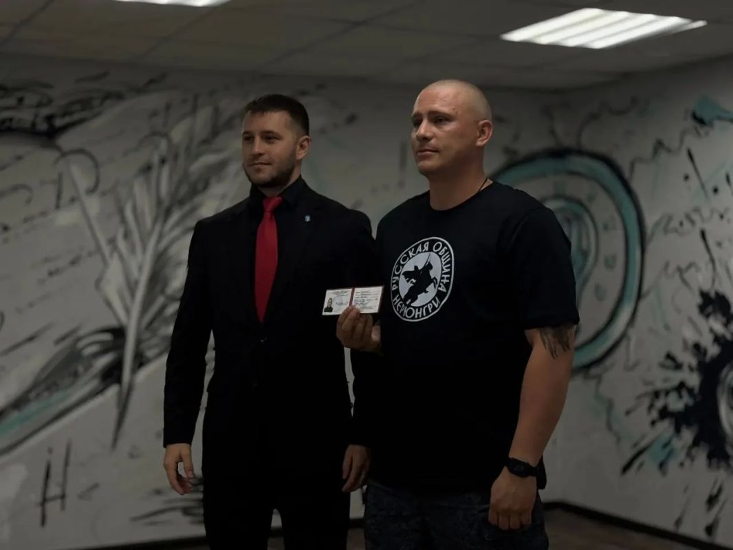 Фотофакт: В Нерюнгри удостоверения народных дружинников получили представители «Русской общины» Фотофакт: В Нерюнгри удостоверения народных дружинников получили представители «Русской общины»