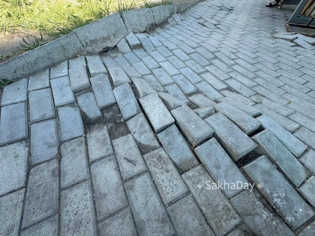 В Сквере «Труженикам тыла» на улице Курашова идет ремонт поврежденного плиточного покрытия В Сквере «Труженикам тыла» на улице Курашова идет ремонт поврежденного плиточного покрытия