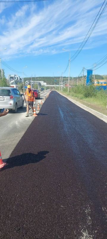 Сегодня ведутся работы на Вилюйском тракте по устранению колейности Сегодня ведутся работы на Вилюйском тракте по устранению колейности