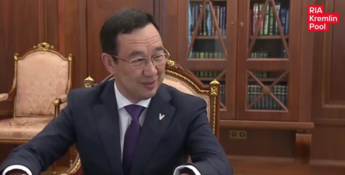 Участники СВО из Якутии подарили Путину якутский нож