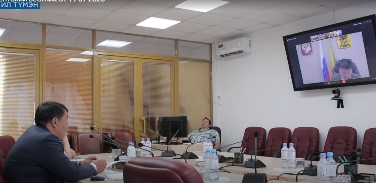 СПЯЩИЙ ИЛ ТУМЭН. На заседании Парламентской ассоциации "Дальний Восток и Забайкалье" по видеосвязи видно, как работник Ил Тумэна то ли заснул, то ли принял расслабленную позу при своем боссе