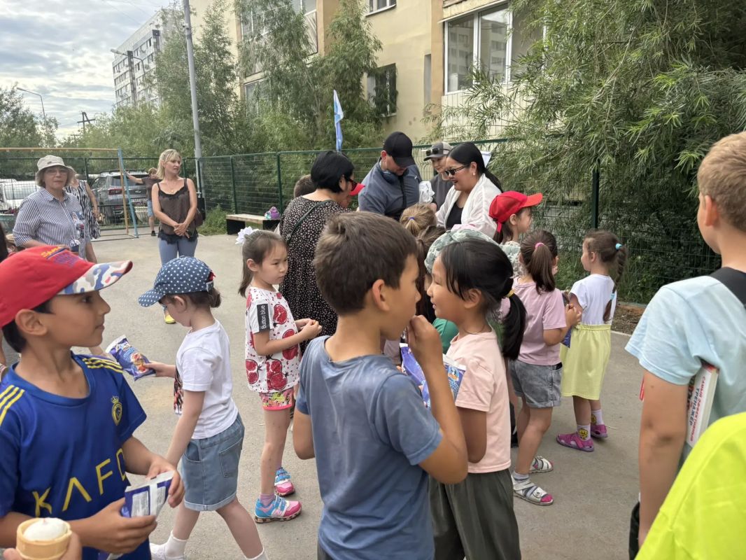 Добрый праздник в Гагаринском! Сегодня, 16 июля, на детской площадке по ул. Можайского 15/2 прошел детский дворовой праздник Добрый праздник в Гагаринском! Сегодня, 16 июля, на детской площадке по ул. Можайского 15/2 прошел детский дворовой праздник