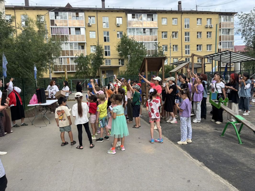 Добрый праздник в Гагаринском! Сегодня, 16 июля, на детской площадке по ул. Можайского 15/2 прошел детский дворовой праздник Добрый праздник в Гагаринском! Сегодня, 16 июля, на детской площадке по ул. Можайского 15/2 прошел детский дворовой праздник